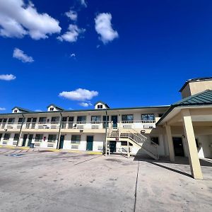 Oyo Garden Inn And Suites Pearsall I-35 East